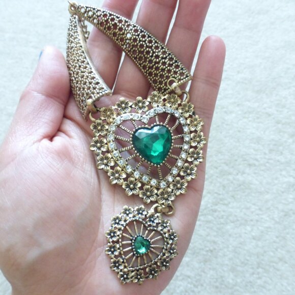 Gold and green heart statement necklace - Picture 6 of 7